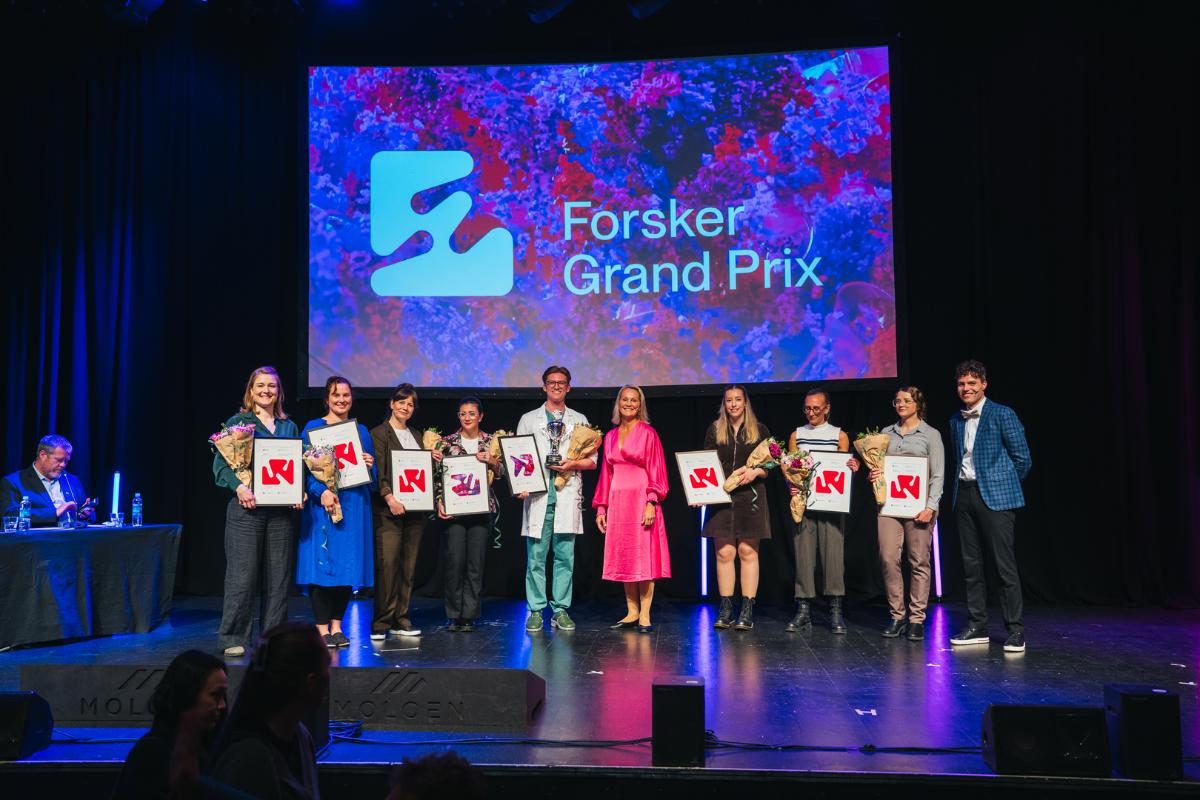 Ti deltakere p&aring; scenen under Forsker Grand Prix